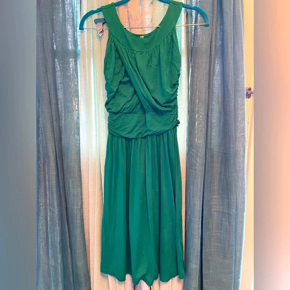green emerald velvet dress Isabella Kelly Green Knit Midi Dress main image 0